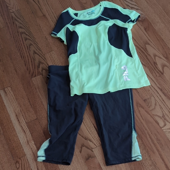 Fila Running Shirt And Capri Set - Picture 1 of 9